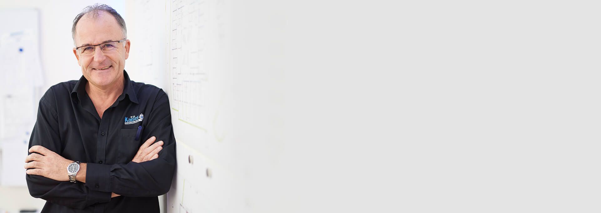 <div class="el-title uk-heading-small tk-shadow"><span style="color: #0162af;"><strong>Man wächst <br />an seinen Aufgaben</strong></span></div>
<div class="el-title uk-heading-small tk-shadow"><i>Uli Kaiser Elektrotechnik</i></div>
<div  class="eds-animate edsanimate-sis-hidden " data-eds-entry-animation="bounceIn" data-eds-entry-delay="7" data-eds-entry-duration="2" data-eds-entry-timing="linear" data-eds-exit-animation="" data-eds-exit-delay="" data-eds-exit-duration="" data-eds-exit-timing="" data-eds-repeat-count="1" data-eds-keep="yes" data-eds-animate-on="load" data-eds-scroll-offset="">
<p><a href="/team.html" class="el-content uk-button uk-button-primary uk-button-large"> <img src="/images/global/icon-blitz-b.png" alt="" /> Mehr Informationen</a></p>
</div>