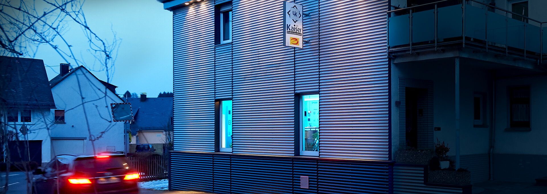 <div class="el-title uk-heading-small tk-shadow"><strong>Kreative<br />Beleuchtung</strong></div>
<div class="el-title uk-heading-small tk-shadow"><i>Uli Kaiser Elektrotechnik</i></div>
<div  class="eds-animate edsanimate-sis-hidden " data-eds-entry-animation="bounceIn" data-eds-entry-delay="7" data-eds-entry-duration="2" data-eds-entry-timing="linear" data-eds-exit-animation="" data-eds-exit-delay="" data-eds-exit-duration="" data-eds-exit-timing="" data-eds-repeat-count="1" data-eds-keep="yes" data-eds-animate-on="load" data-eds-scroll-offset="">
<p><a href="/leistungen/kreative-beleuchtung.html" class="el-content uk-button uk-button-primary uk-button-large"> <img src="/images/global/icon-blitz-b.png" alt="" /> Mehr Informationen</a></p>
</div>