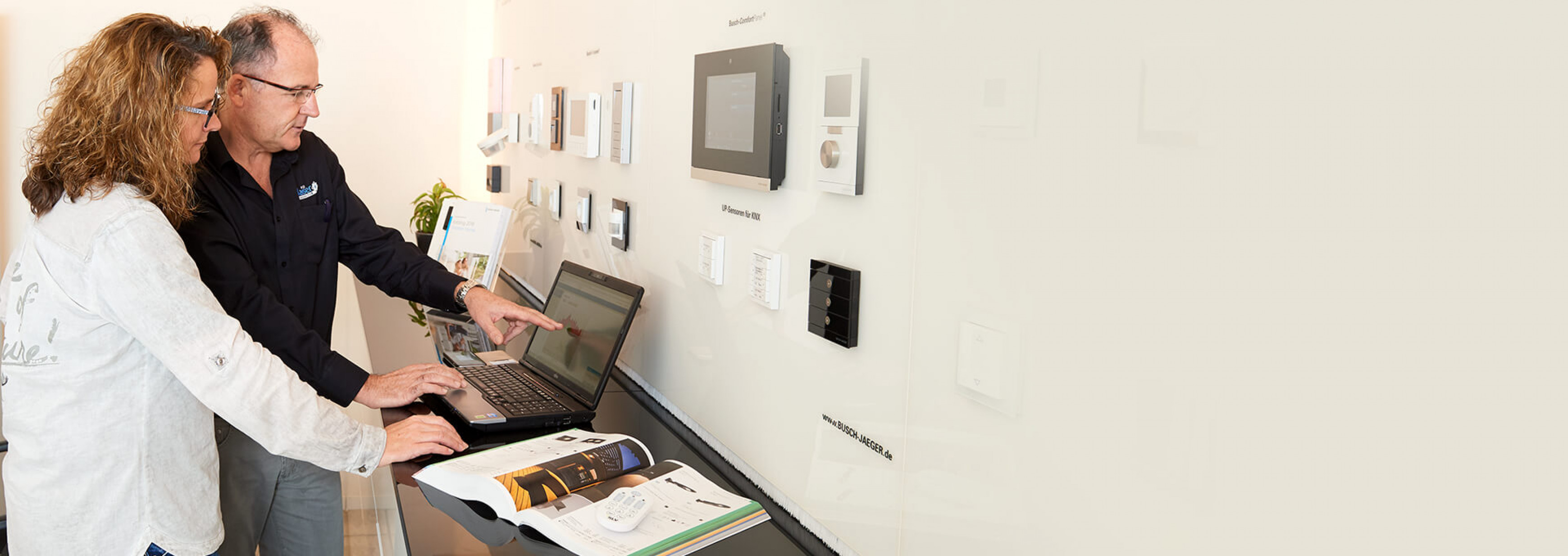 <div class="el-title uk-heading-small tk-shadow"><span style="color: #0162af;"><strong>Elektrotechnik erlebbar gemacht<br />– in unserer Ausstellung!</strong></span></div>
<div class="el-title uk-heading-small tk-shadow"><i>Uli Kaiser Elektrotechnik</i></div>
<div  class="eds-animate edsanimate-sis-hidden " data-eds-entry-animation="bounceIn" data-eds-entry-delay="7" data-eds-entry-duration="2" data-eds-entry-timing="linear" data-eds-exit-animation="" data-eds-exit-delay="" data-eds-exit-duration="" data-eds-exit-timing="" data-eds-repeat-count="1" data-eds-keep="yes" data-eds-animate-on="load" data-eds-scroll-offset="">
<p><a href="/leistungen/kreative-beleuchtung.html" class="el-content uk-button uk-button-primary uk-button-large"> <img src="/images/global/icon-blitz-b.png" alt="" /> Mehr Informationen</a></p>
</div>